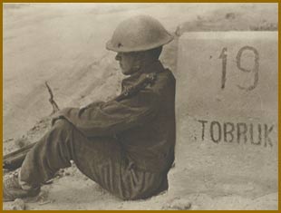 Zřejmě nejslavnější fotografie z Tobruku, československý voják opírající se o patník na silnici Derna-Tobruk.